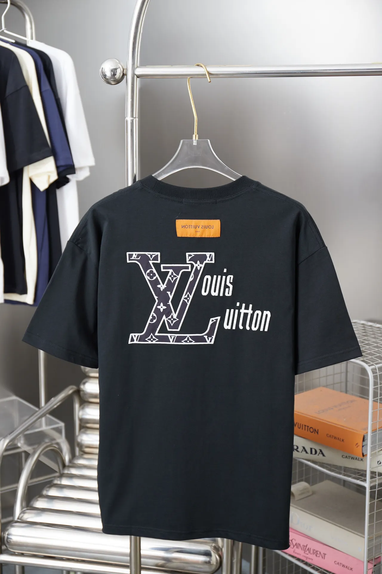 🅿️180 1V 25SS early spring new style Short sleeves with embroidered LV letters Light luxury Essential item for daily commuting for men and women Correct version Welcome to compare Detailed features · 320g 100% pure cotton double yarn jersey fabric · Custom dyed special thickening in the same vat 32 pieces double-strand 1X1 thread · Imported Tajima machine appliqué embroidery LV letter technology · Double needle stitching cross-stitch technology · Original main mark, washable tag, brand moisture-proof paper packaging Color: black/white Size: S/M/L/XL